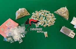 Droga in un pilastro scovata grazie ai cani antidroga, tre arresti