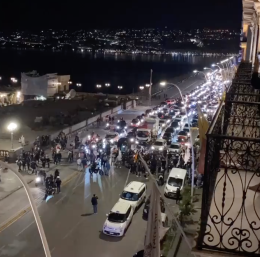 Coprifuoco, proteste sul Lungomare: cori e blocco stradale