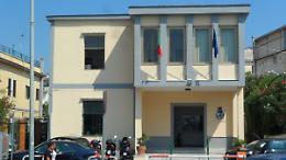 Minaccia di darsi fuoco in consiglio comunale