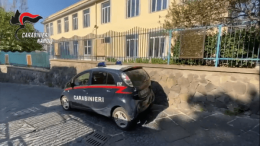 Lite tra ragazzini, 13enne ferito al collo
