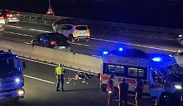 Moto contro un pedone in autostrada: due morti e un ferito sulla A1 a Napoli