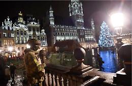 Parigi, trovata una cintura esplosiva. Belgio, chiuse scuole e metro