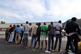 Migranti lasciati senza acqua né cibo: 13 arresti