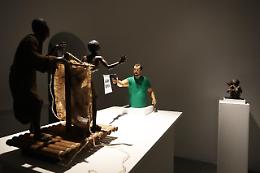 Napoli, in mostra scultura choc: Salvini spara ai migranti. Il leghista: «Una schifezza, è istigazione all’odio»