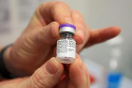 53enne muore pochi minuti dopo vaccino Pfizer. Gli esperti: «Non è una reazione alla dose»