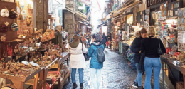 San Gregorio Armeno, turisti critici: «Città un po’ abbandonata e sporca»