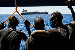 Migranti, Commissione Ue: basta lavorare nave per nave