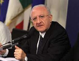 De Luca attacca il Governo: «Installeremo tende per i ministri in pellegrinaggio»