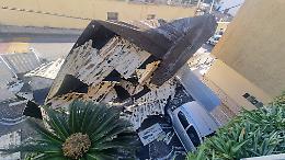 Vento forte a Monte di Procida, si stacca la copertura di un tetto