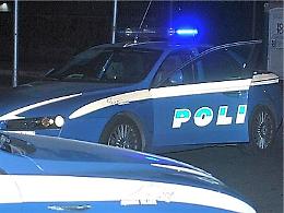 Afragola, prova a scappare dal balcone <br>e la gente aggredisce <br>i poliziotti