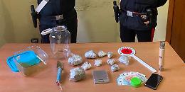 In casa droga e attrezzi spaccio, 19enne ai domiciliari
