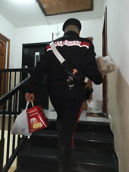 «Non mangio da tre giorni»: carabinieri le preparano il pasto