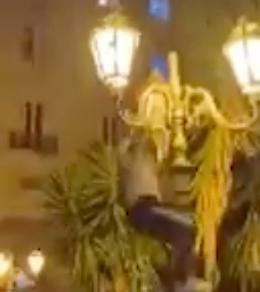Si arrampica sul lampione e stacca telecamera a Napoli