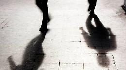 Foto della vicina sul comodino e pedinamenti, arrestato per stalking