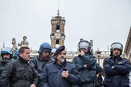 Roma blindata, a Milano sgomberi e contusi
