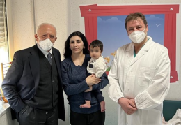 De Luca visita la piccola Nza dopo l'intervento: sta molto meglio