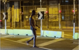 Follia a Napoli, uomo nudo gira per strada davanti agli occhi dei passanti