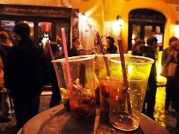 Bottigliate e cazzotti nel centro storico, così la serata finisce in rissa