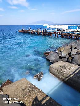 Sorrento: mare blu ma inquinato da scarichi lattiginosi