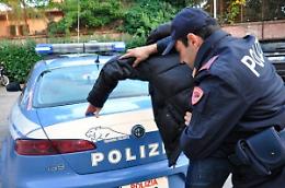 Pusher tenta di nascondersi nel bagno di un negozio: preso