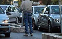 Parcheggiatore aggredisce poliziotti al Vomero