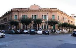 Voti bassi alla figlia, mamma aggredisce la prof