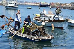 Biciclette, pneumatici, passeggini e lamiere nei fondali del Granatello a Portici