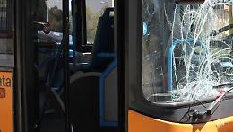 Babygang assalta il bus a colpi <br>di pietre