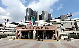 Termolaser all'ingresso del palazzo di giustizia di Napoli 