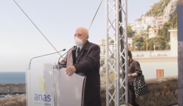 De Luca ad Amalfi, protestano gli albergatori