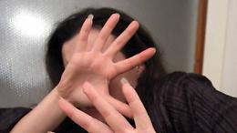 Insulta la moglie e pretende soldi, poi le incendia i vestiti