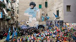 Folla ai Quartieri Spagnoli per il murale di Maradona