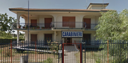 Tenta di strangolare la compagna, 21enne in manette