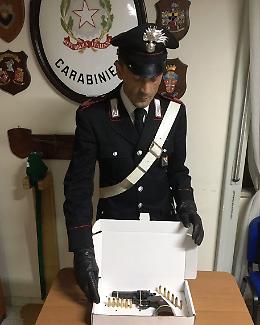 Pompei, tenta di sfuggire ai carabinieri: nel borsello pistola <br>e proiettili