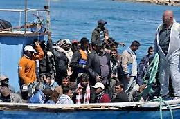 Barcone si ribalta, un altro naufragio: 31 morti