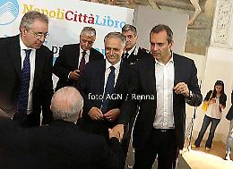 Stretta di mano tra sindaco e governatore, ma resta il gelo