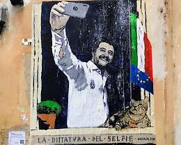 “La dittatura del selfie", il murales a Roma