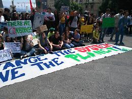 Studenti in piazza per il clima, “green block" assaltano punto Enel
