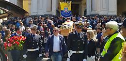 Folla a Castellammare per i funerali di Lello Radice