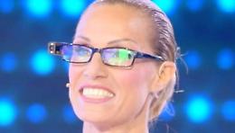 Annalisa Minetti torna a vedere: «Con questi occhiali riesco a leggere e riconoscere le persone»