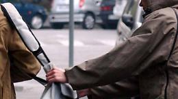 Tenta di scippare una turista, fugge e investe un poliziotto