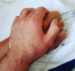Il commovente post di Niccolò Zanardi: «Questa mano non la lascio»