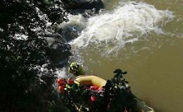 Cade dal kayak e muore annegato a 13 anni: «La corrente del fiume lo avrebbe spinto sotto una roccia»