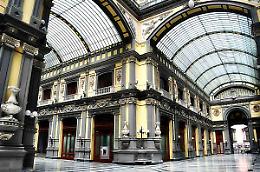 Cadono calcinacci nella Galleria, paura tra i turisti