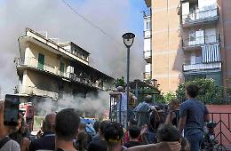 Incendio in un deposito di giocattoli, evacuati due palazzi