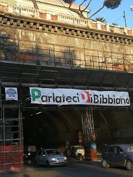 Caso Bibbiano, striscione di Fdi sulla Galleria Vittoria a Napoli: rimosso dai vigili