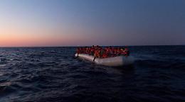 Migranti, maxi-sbarchi in Sicilia: ci sono 5 morti