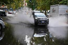 Maltempo a Milano, temporali e vento forte: donna muore schiacciata da albero in Brianza