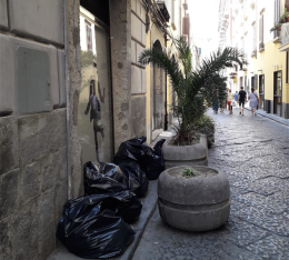 Sacchi neri vietati, ma a Chiaia ce ne sono in pieno giorno