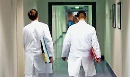Dottoressa aggredita in pronto soccorso, due donne indagate e vigilante sospeso